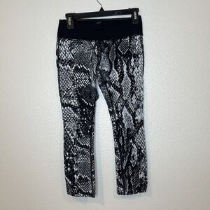 Nike Dri Fit 3/4 Snake Print Running Leggings High Waisted Size Small